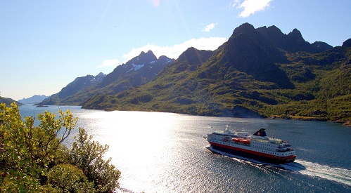 Hurtigruten recorre la costa noruega en español